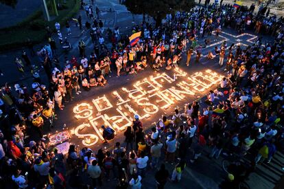 Una protesta por la noche del 5 de mayo, en Cali (Colombia).