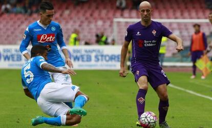 Borja Valero conduce el balón en el partido contra el Nápoles