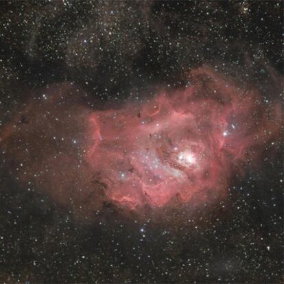 La nebulosa Laguna, una de las regiones más birllantes, puede apreciarse a simple vista.