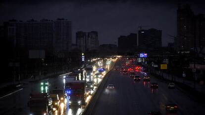 Coches parados durante un atasco en una avenida a oscuras, el jueves, tras apagarse las luces debido a los cortes de energía programados que se han introducido en Kiev. 