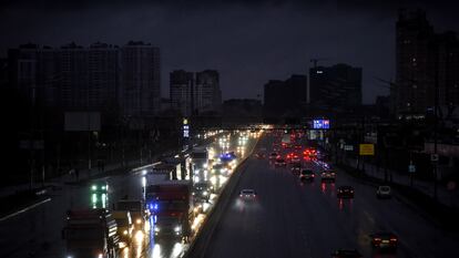 Coches parados durante un atasco en una avenida a oscuras, el jueves, tras apagarse las luces debido a los cortes de energía programados que se han introducido en Kiev.