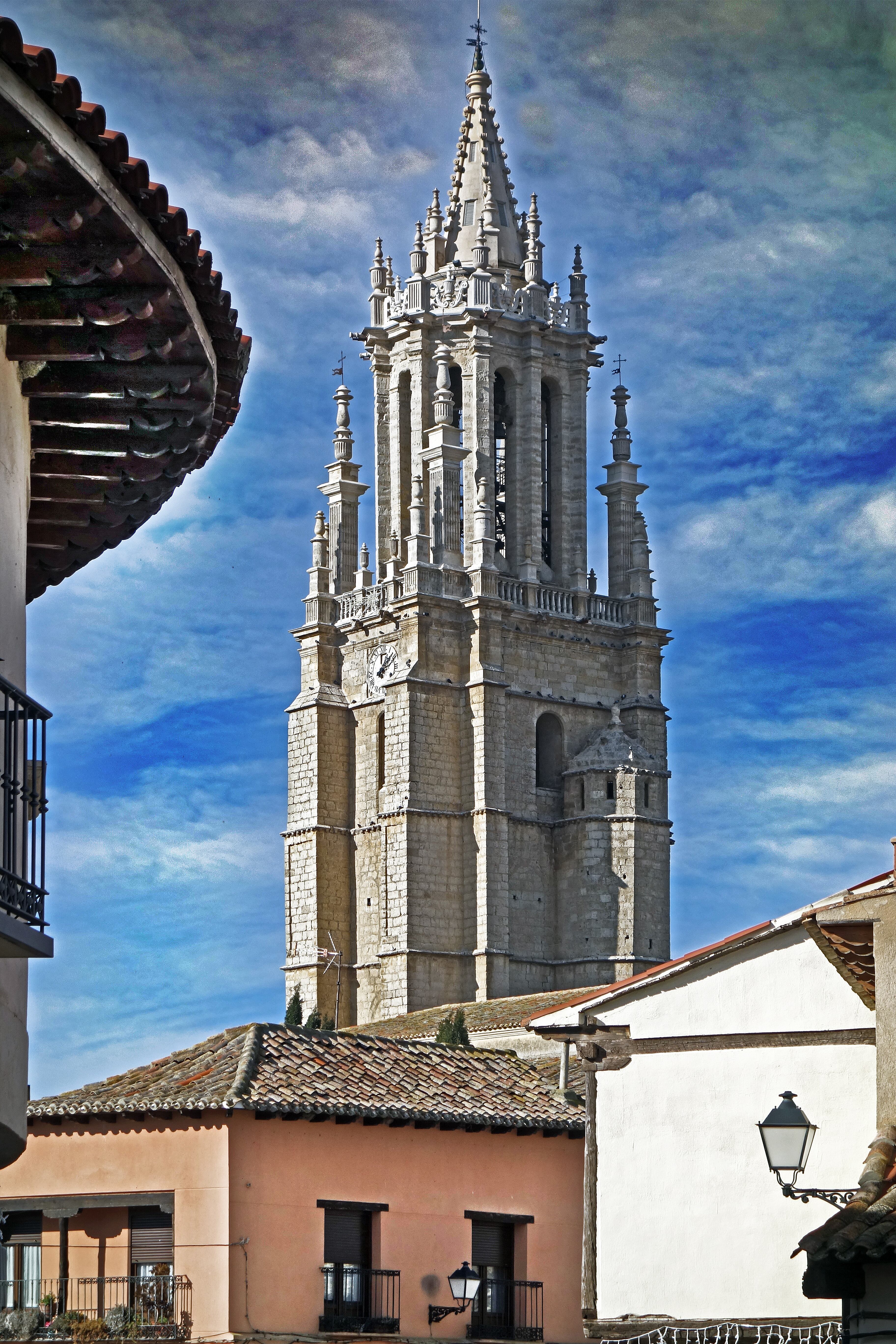 La torre de la colegiata de San Miguel, en la villa de Ampudia (Palencia).