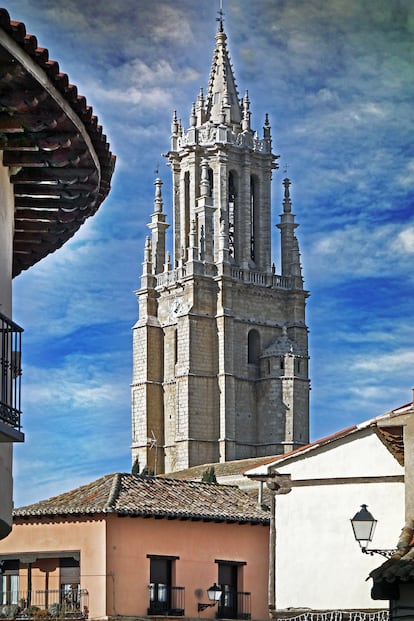 La torre de la colegiata de San Miguel, en la villa de Ampudia (Palencia).