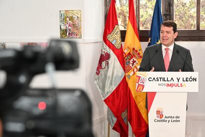 Alfonso Fernández Mañueco, este viernes en el municipio palentino de Paredes de Nava. 