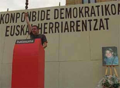 Otegi, durante la manifestación de Batasuna. A su izquierda la foto de la etarra Olaia Castresana.