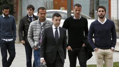 Jordi Figueras (d), Antonio Amaya (2d), Ivan Amaya (4d) y Jorge Molina (i), acompañados de su abogado, a su llegada al juzgado de Pamplona
