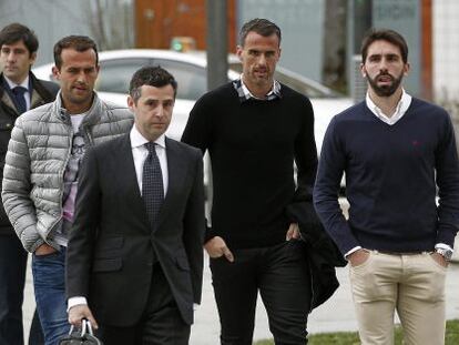 Jordi Figueras (d), Antonio Amaya (2d), Ivan Amaya (4d) y Jorge Molina (i), acompa&ntilde;ados de su abogado, a su llegada al juzgado de Pamplona