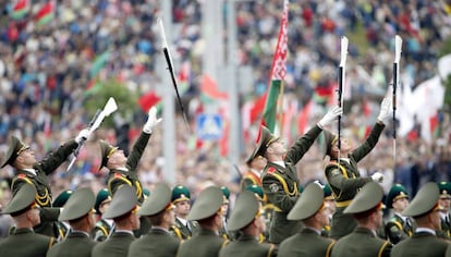 Guardias de honor bielorrusos actúan durante un desfile con motivo de la celebración del Día de la Independencia o Día de la República en Minsk (Bielorrusia).