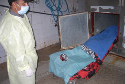 El cadáver de Babi Hamadi Buyema, el saharaui de nacionalidad española, en la morgue del hospital civil Mulay Hassan Ben el Mehdi.