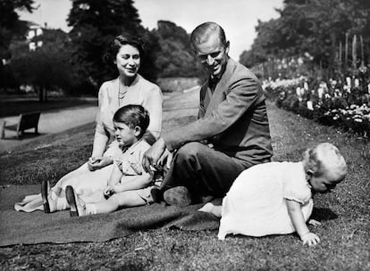 Isabel y Felipe, con sus dos hijos mayores.