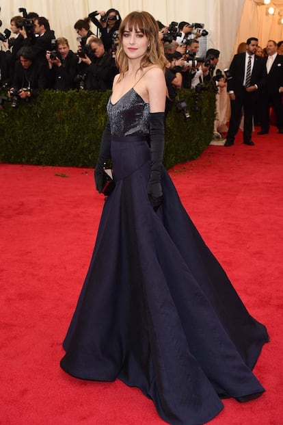 Dakota Johnson, que será Anastasia en la versión cinematográfica de 50 sombras de Grey, acudió como musa de Jason Wu con este vestido azul noche del diseñador.