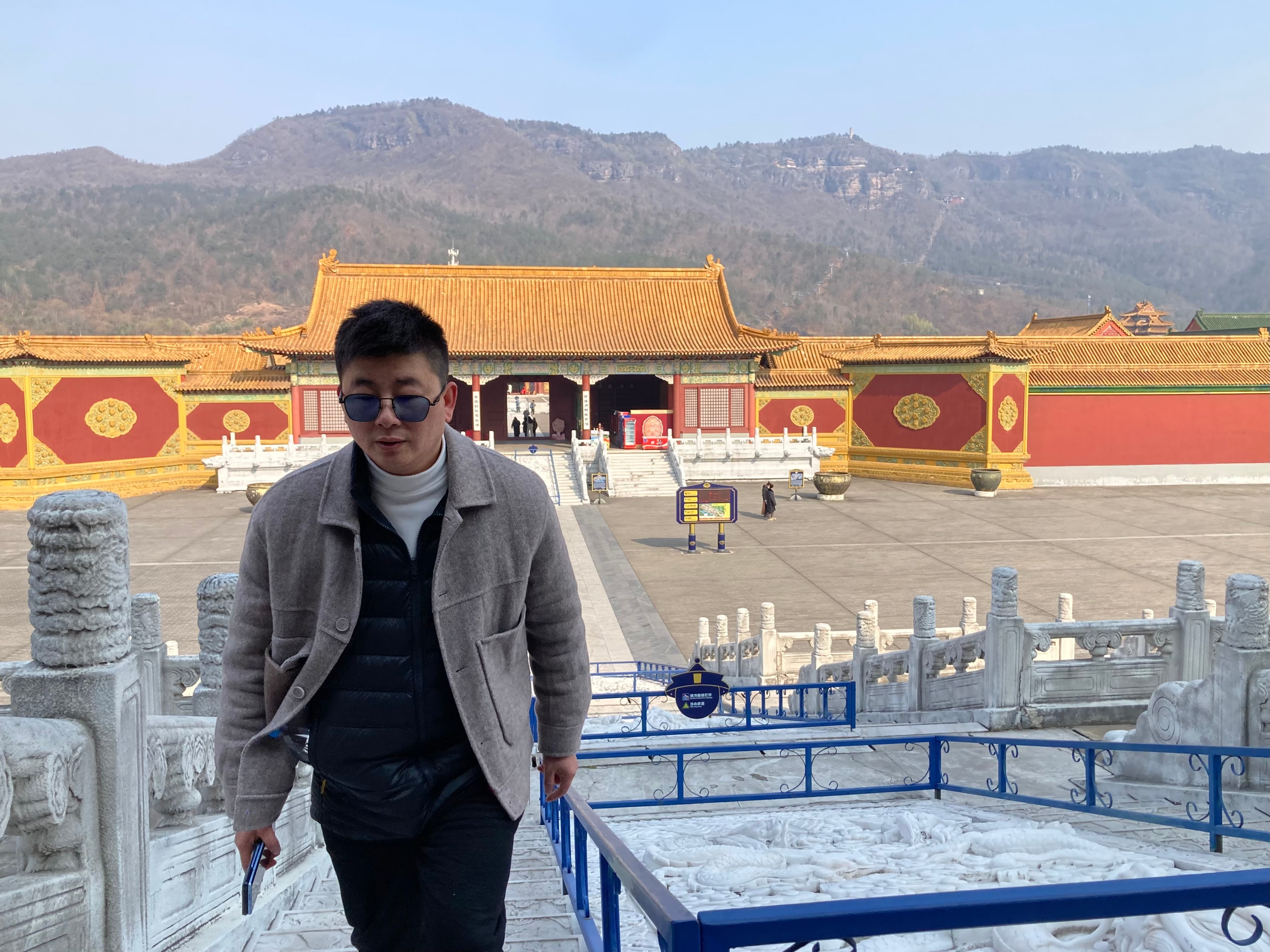 El productor Zhou Qing retratado en el decorado que replica la Ciudad Prohibida en Hengdian el miércoles 15 de enero.