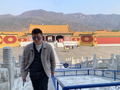 El productor Zhou Qing retratado en el decorado que replica la Ciudad Prohibida en Hengdian el mircoles 15 de enero.