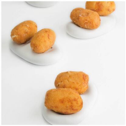 Las croquetas de nuestra madre, de jamón y pollo, suaves y cremosas (12 €).  No hay duda: todos coinciden a la hora de situarlas en el pódium de las mejores de toda España. Parten de un 'roux' con, además, jamón muy picado y pechuga de pollo muy triturada (“que se ha rehogado con cebolla previamente, pero luego se le ha retirado la cebolla”, precisan). Añaden leche para la bechamel y un poco de jugo de carne. Luego, vuelcan la bechamel en una fuente y “se le pone una película de mantequilla encima para que no haga costra”. El rebozado en tres tiempos: “Pasándolas sucesivamente por pan rallado, huevo y otra vez pan rallados".
<a href="http://echaurren.com/">Echaurren. </a> Calle Padre José García, 19, Ezcaray, La Rioja.