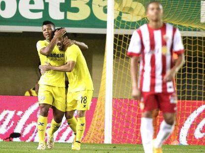 Uche es felicitado por Costa tras marcar ante el Almería