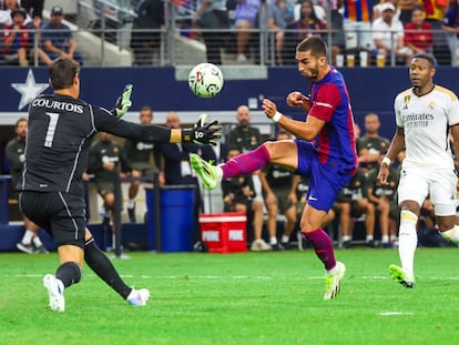 Ferran Torres marca el tercer gol del Clásico de pretemporada, en Dallas este sábado.