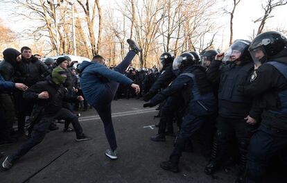 Activistas de movimientos de extrema derecha ucranios se enfrentan a la policía durante una protesta contra la reforma de la venta de tierras frente al Parlamento en Kiev (Ucrania).