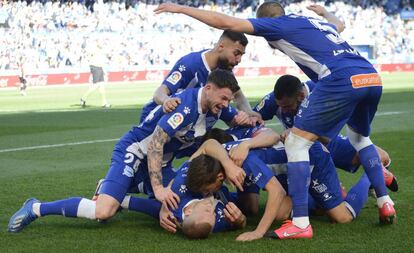 Los jugadores del Alavés celebran el gol de Ely.