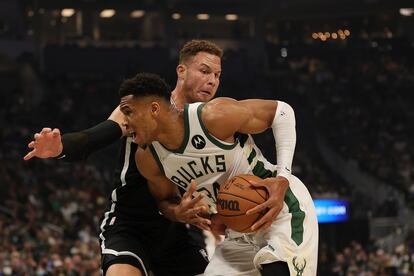 ntetokounmpo intenta zafarse del marcaje de Blake Griffin durante el partido entre los Bucks y los Nets