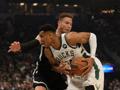 Antetokounmpo intenta zafarse del marcaje de Blake Griffin durante el partido entre los Bucks y los Nets.