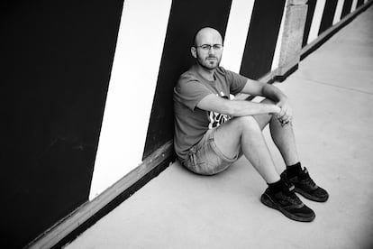Andrés Cabrera, periodista y escritor, fotografiado en el complejo cultural Matadero en Madrid.