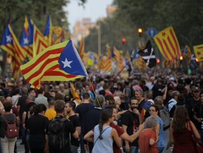 Manifestación de conmemoración del referéndum del 1-O en el paseo de Gràcia de Barcelona.