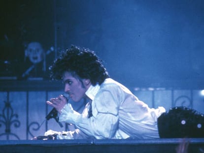 El cantante estadounidense Prince, durante un concierto celebrado en 1985 en Inglewood, California.