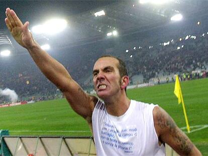 Di Canio hace el saludo fascista a los aficionados del Olímpico de Roma el pasado jueves.
