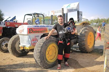 David Pato, tiene 26 años, es su primer año compitiendo, le han prestado un tractor que él mismo ha arreglado. Con este vehículo tendrá que recorrer un circuito en entre ocho y 12 vueltas, según las normas de la federación.