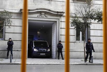 Los presos independentistas entran en el Supremo en furgones de la polic&iacute;a.