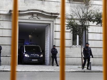 Los presos independentistas entran en el Supremo en furgones de la polic&iacute;a.