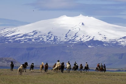 Siempre en busca de nuevos destinos emergentes, encontramos los fiordos occidentales de Islandia, una región de extensas playas con colonias de aves únicas, glaciares envueltos en nubes, escarpados campos de lava, atronadoras cascadas…y además, en 2016 se abrirá al público Into the Glacier, una cueva de hielo artificial en el glaciar Langjökull. En la foto, la península de Snaefellsnes.