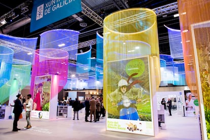 La Feria Internacional de Turismo de Madrid se ha inaugurado este miércoles 18 de enero en Ifema. Será este fin de semana cuando abrirá sus puertas al gran público en Ifema (sábado 21 de enero, de 10.00 a 20.00; domingo 22 de enero, de 10.00 a 18.00; precio de la entrada: 12 euros) tras tres jornadas dedicadas solo a los profesionales del sector turístico. Se trata de la 43ª edición de la feria, la tercera desde que, en marzo de 2020, estallara la pandemia y el turismo entrara en su peor crisis.