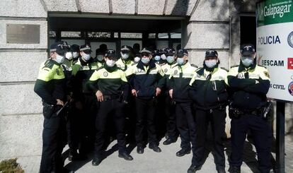 Agentes de la Policía Local frente a las dependencias, el 23 de febrero.