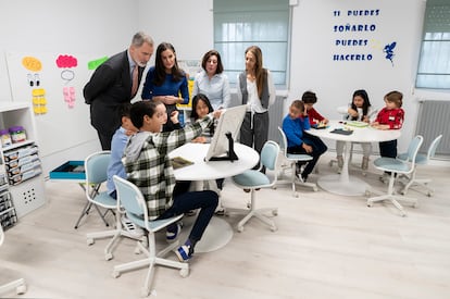 Los Reyes, durante un momento de su visita al Aula del Futuro del CEIP Gumersindo Azcárate (León), centro galardonado con el premio a la escuela del año 2022 por la Fundación Princesa de Girona.