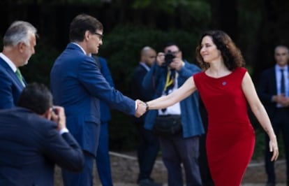 La presidenta de la Comunidad de Madrid, Isabel Díaz Ayuso, saluda al president de Salvador Illa. / GIANLUCA BATTISTA