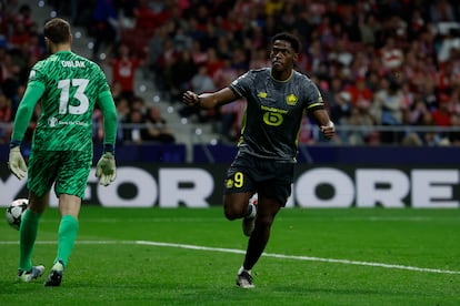 Jonathan David celebra su gol, segundo del equipo francés, durante el partido contra el Atlético de Madrid este miércoles.