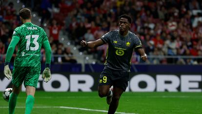 Jonathan David celebra su gol, segundo del equipo francés, durante el partido contra el Atlético de Madrid este miércoles.