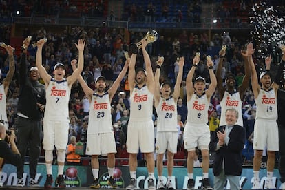 Los jugadores del Real Madrid celebran la victoria de la Copa del Rey de baloncesto jugada esta tarde en el Fernando Buesa Arena de Vitoria.