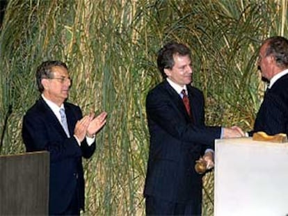 El rey Juan Carlos entrega el premio a Arthur O. Sulzberger en presencia de Javier Godó.