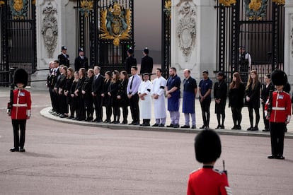 El personal del palacio de Buckingham esperaba este lunes a la comitiva fúnebre.
