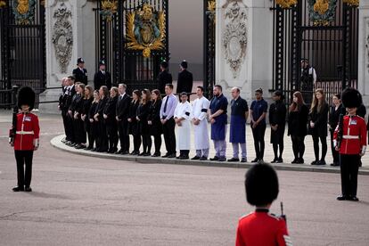 El personal del palacio de Buckingham esperaba este lunes a la comitiva fúnebre.