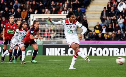 Wendie Renard, del Lyon, lanza un penalti ante el Lille en la final de la Copa francesa.