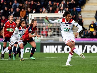 Wendie Renard, del Lyon, lanza un penalti ante el Lille en la final de la Copa francesa.