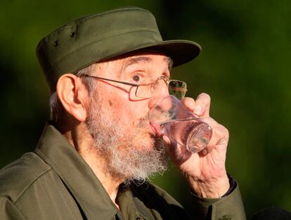 El ex presidente cubano Fidel Castro bebe un vaso de agua durante su discurso a los estudiantes de la Universidad de La Habana.