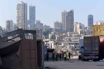 Equipos de voluntarios libaneses se suman al Ejército y a los 13 equipos internacionales en las labores de rescate y desescombro en el puerto de Beirut y epicentro de la explosión que ha dejado más de 160 muertos y más de 6.000 heridos.