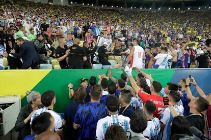 Jugadores de Argentina intentan controlar los disturbios entre hinchas de Brasil y de Argentina.