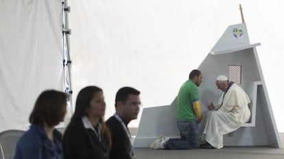 Francisco confiesa a un joven en el parque de Quinta Da Boa Vista (Río de Janeiro) el pasado 26 de julio.