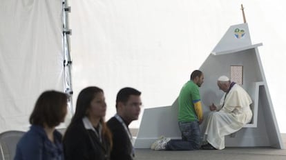 Francisco confiesa a un joven en el parque de Quinta Da Boa Vista (R&iacute;o de Janeiro) el pasado 26 de julio.