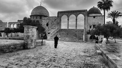 La mezquita de Al Aqsa está situada en un recinto de 14 hectáreas que los israelíes denominan el Monte del Templo y los palestinos el Noble Santuario